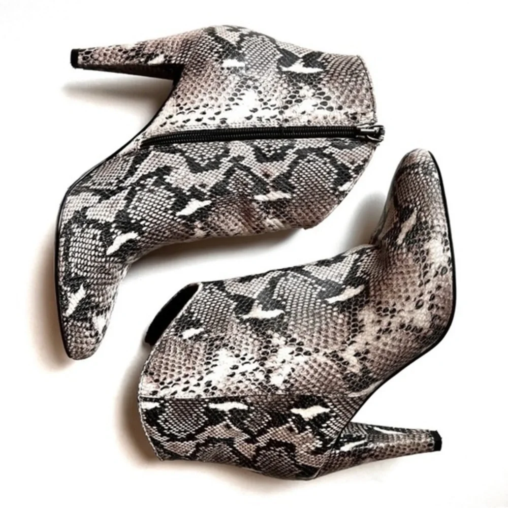 Halogen python snakeskin booties heels sz 8
